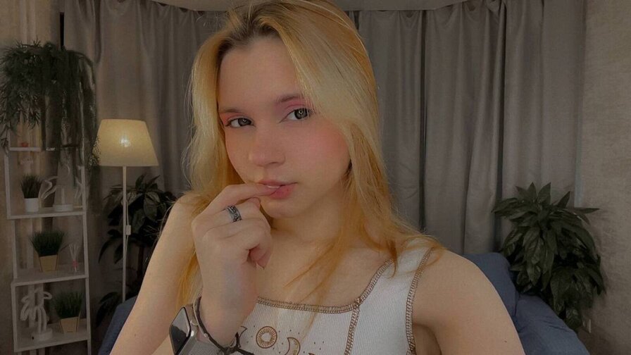 Enjoy Live Webcam with BrittGreenhouse