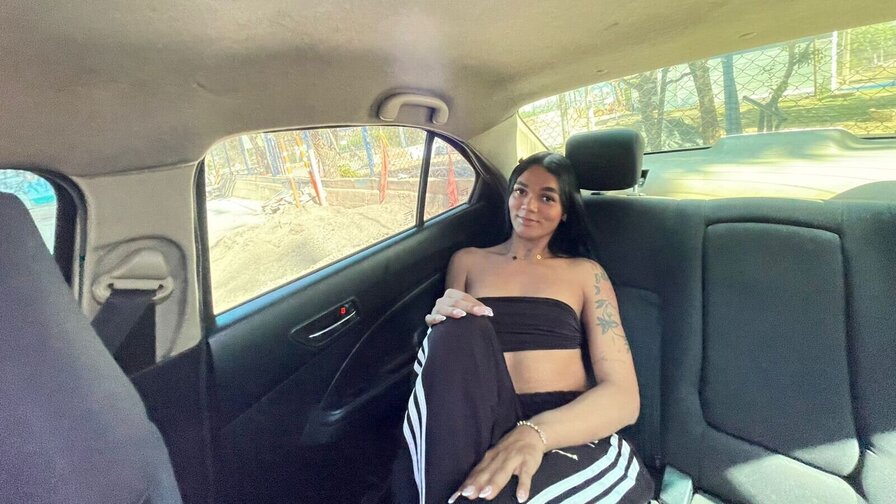 Enjoy Live Webcam with DulzeDanesa