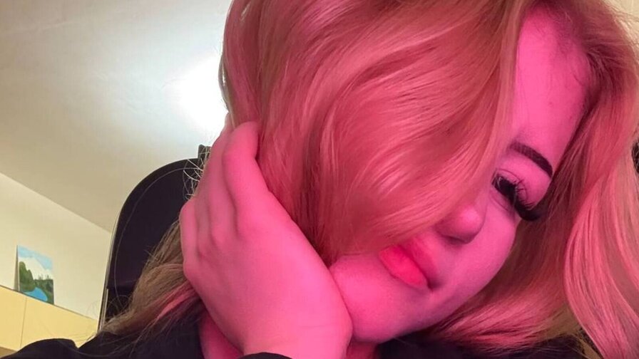 Enjoy Live Webcam with EdithBiglow