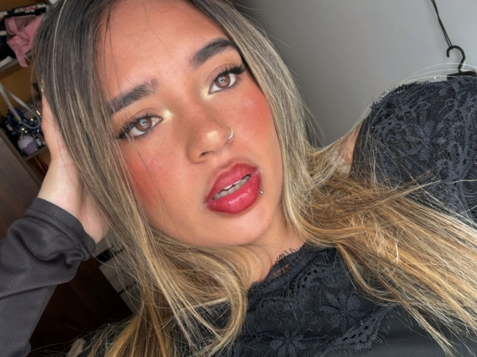 Enjoy Live Webcam with EllyeConnor