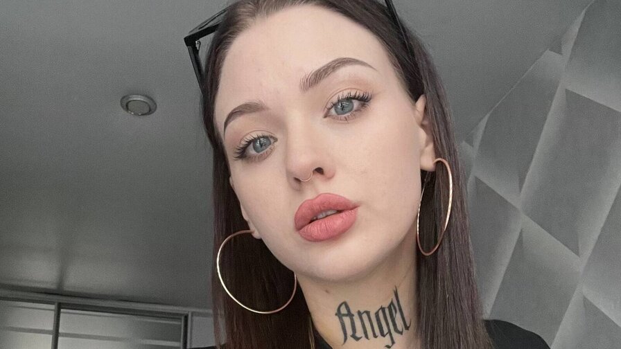 Enjoy Live Webcam with EmillyFiate