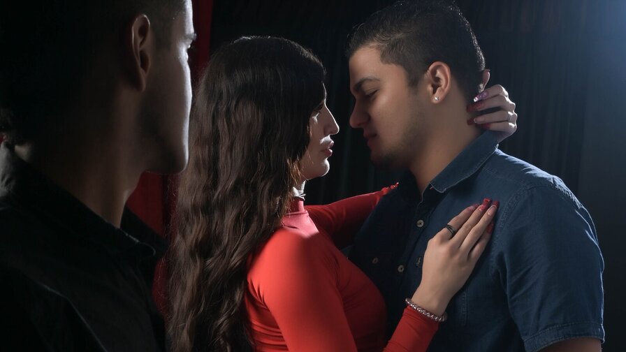 Enjoy Live Webcam with KamilaLuigi