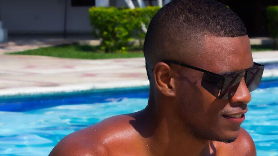 Enjoy Live Webcam with MaximoBeaumont
