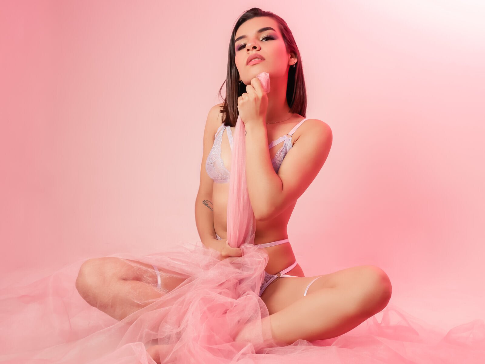 Enjoy Live Webcam with MelindaSwift