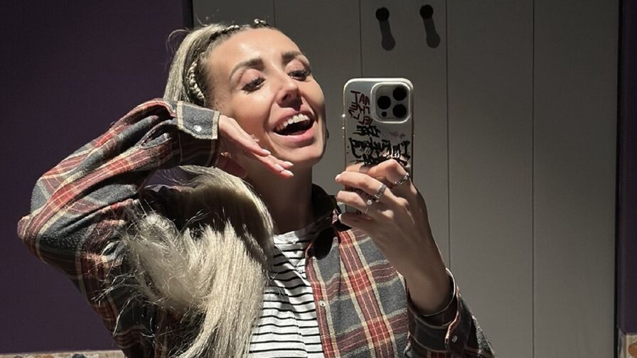 Enjoy Live Webcam with MonicaRiley