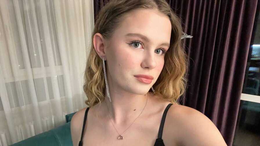 Enjoy Live Webcam with QueenieBurtt