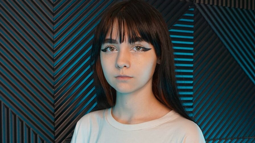 Enjoy Live Webcam with QuennaBuffkin