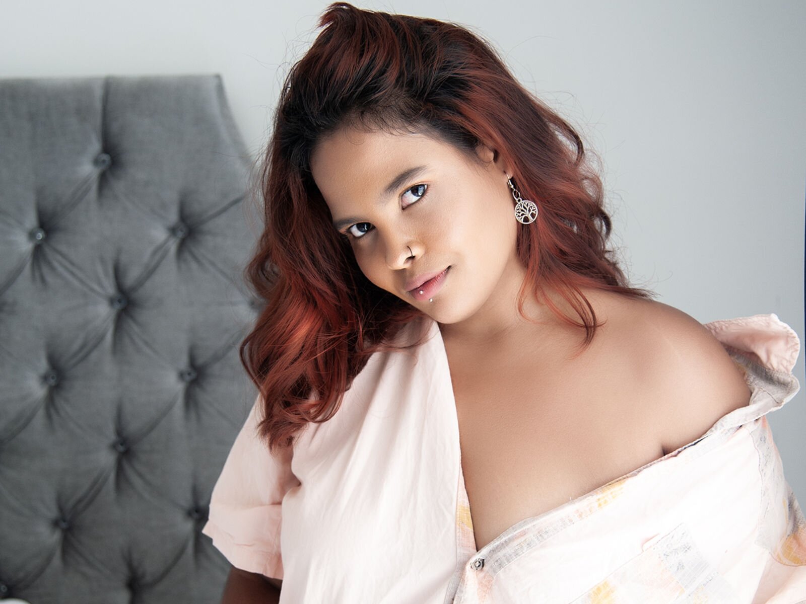 Enjoy Live Webcam with SophiaHudson