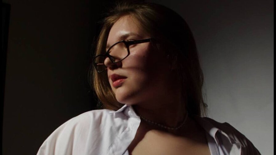 Enjoy Live Webcam with WhiteeChloee
